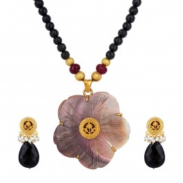 Mother Of Pearl Onyx Pendant Set 